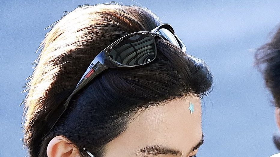 coerful's tweet image. accessory so iconic you dont even need to see his face to know exactly who it is