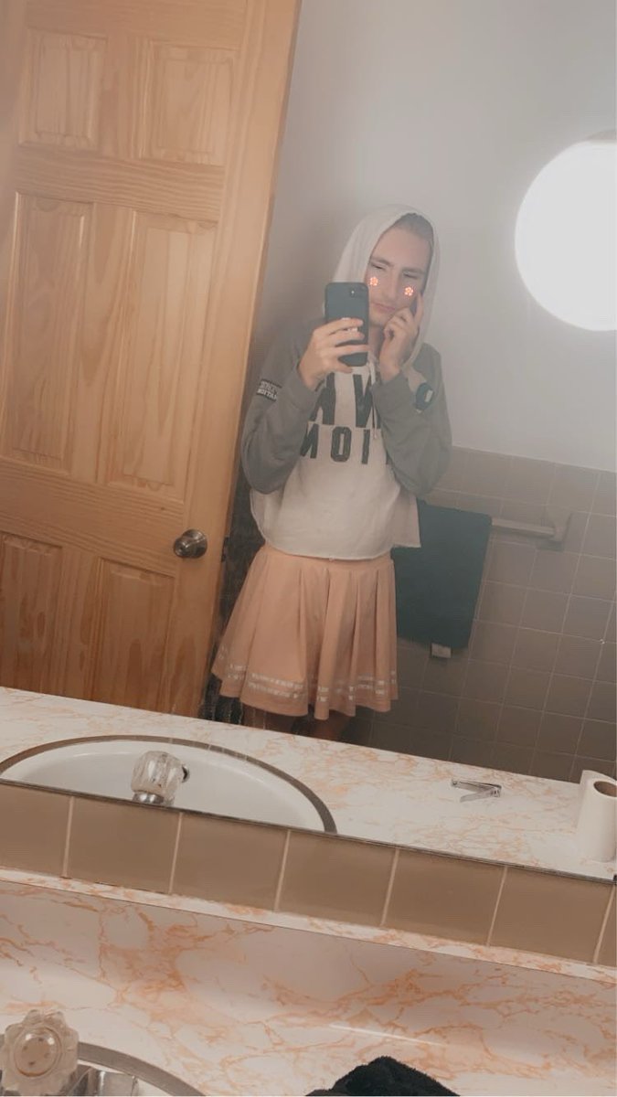 duckman200000's tweet photo. Be honest do i look good in this https://t.co/BufqEs6WRn