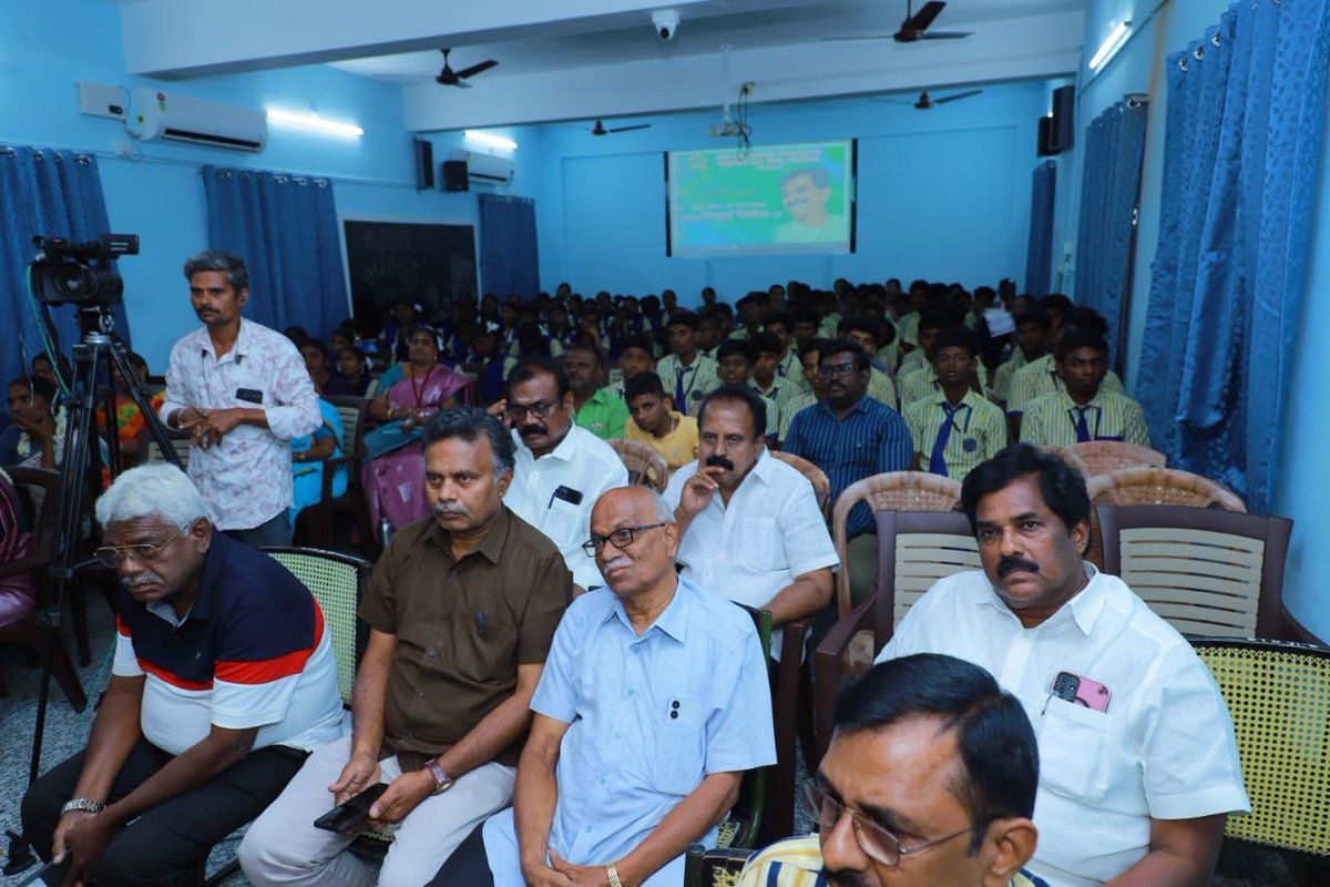 duraivaikooffl's tweet photo. தூத்துக்குடி மாநகரில்
ஸ்ரீ காமாட்சி  வித்யாலயா மெட்ரிக் மேல்நிலைப்பள்ளி  வரவேற்பு விழா

 60%பொருளாதார நிலையில் மிகவும் பின்தங்கிய நிலையில் உள்ள குழந்தைகளுக்கு குறைந்த கட்டணத்தில் கல்வி போதிக்கும் இப்பள்ளிக்கு அங்கீகாரம் புதுப்பித்தலை மாண்புமிகு பள்ளிக் கல்வித் துறை அமைச்சர்
அன்புச் சகோதரர் மகேஸ் பொய்யாமொழி அவர்களிடம் சொல்லி பெற்றுக் கொடுத்தேன்.
 
அதை ஒட்டி நான் தூத்துக்குடி வருவது அறிந்து பள்ளியில் ஒரு எனக்கு ஒரு வரவேற்பு நிகழ்ச்சி நடத்த விரும்பி அழைத்தனர்.

 அந்த அழைப்பை ஏற்று,
மாநகரில் மிகச் சிறப்பாக இயங்கி வரும் ஸ்ரீ காமாட்சி வித்தியாலயா மெட்ரிக் மேல்நிலை பள்ளி வரவேற்பு விழாவில் பங்கேற்று மாணவர்கள் மத்தியில் உரையாற்றிடும்  வாய்ப்புப் பெற்றேன்.

எனது உரையில்
மாண்புமிகு பள்ளிக்கல்வித் துறை அமைச்சர் அவர்களுக்கு நன்றி தெரிவித்தேன்.
மாணவர்கள்  தாங்கள் விரும்புகிற துறையில் ஆர்வம் ஏற்படுத்திக் கொண்டுதிட்டமிட்டுச் செயல்படுமாறும்,
நம்பிக்கையுடனும்,
ஊக்கமுடனும் உயர்வதற்கு தேவையான பல்வேறு தகவல்களையும்  எனது உரையில் தெரிவித்தேன்.

தொடர்ந்து,
மாணவர்களோடு கலந்துரையாடல் நிகழ்ச்சி நடந்தது.

10க்கும் மேற்பட்ட  மாணவர்கள்,
 எனது பள்ளி கல்லூரி பருவம் குறித்தும், எனது அரசியல் வருகை குறித்தும், எனது ரோல் மாடல் யார் என்பது குறித்தும், வாக்களிக்கின்ற ஜனநாயக கடமையை நிறைவேற்றுவது குறித்தும்,
 சமூக வலைத்தளங்களை பயன்படுத்துவது குறித்தும் பல்வேறு  கேள்விகளைக் கேட்டனர்.
எனது பதில்கள் எப்போதும் போல் உண்மையாகவும், யதார்த்தமாகவும் அமைந்தது..
மாணவர்கள், ஆசிரியர்களின் வரவேற்பையும் பெற்றது.

நிறைவாக, மதிப்பெண்கள் குறைந்தால் நம்பிக்கை இழக்க வேண்டாம் என்றும், மதிப்பெண்களே எதிர்கால  வாழ்வைத் தீர்மானிக்கும் ஒரே காரணி அல்ல; அதையும் தாண்டி சாதிப்பதற்கு எவ்வளவோ இருக்கிறது என்பதையும் எடுத்துக் கூறி நம்பிக்கை ஊட்டினேன்.

ஏழை, நடுத்தரக் குடும்பங்களைச் சேர்ந்த மாணவர்களுக்கு  குறைந்த கட்டணத்தில் கல்விச்சேவையை அர்ப்பணிப்புடன் வழங்கி வருகின்ற இந்தப் பள்ளிக்கு என்னால் முடிந்த ஒரு உதவியைச் செய்தேன் என்பதில் மகிழ்ச்சியும் மன நிறைவும் ஏற்பட்டது ..

பள்ளிச் செயலாளர் திருஅருணாசலம் வரவேற்புரையில்,
எவ்விதச் செலவுமின்றி
அங்கீகாரம் புதுப்பித்து வழங்கியதற்காக
மாண்புமிகு பள்ளிக் கல்வித் துறை அமைச்சர் அவர்களுக்கும், எனக்கும் மாணவர்களின் பலத்த கை தட்டலுக்கிடையே நன்றி தெரிவித் தெரிவித்தார்.

பல்வேறு அரசியல் பணிகளுக்கு மத்தியில்
இது போன்ற  இளைய தலைமுறையாம் மாணவச் செல்வங்களை சந்தித்து கலந்துரையாடியதன் மூலம்
மனதிற்கு 
ஒரு இளைப்பாறுதல் கிடைக்கிறது .அந்த மகிழ்ச்சியுடன் விடைபெற்றேன்.

அன்புடன்
துரை வைகோ MP
முதன்மைச் செயலாளர்
மறுமலர்ச்சி திமுக
19.02.2026.

 #MDMK #Vaiko #trichymp #DuraiVaiko