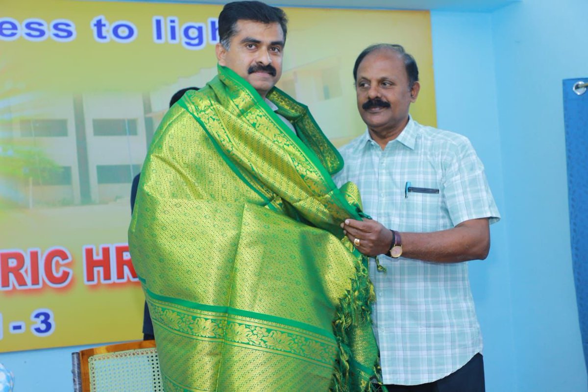 duraivaikooffl's tweet photo. தூத்துக்குடி மாநகரில்
ஸ்ரீ காமாட்சி  வித்யாலயா மெட்ரிக் மேல்நிலைப்பள்ளி  வரவேற்பு விழா

 60%பொருளாதார நிலையில் மிகவும் பின்தங்கிய நிலையில் உள்ள குழந்தைகளுக்கு குறைந்த கட்டணத்தில் கல்வி போதிக்கும் இப்பள்ளிக்கு அங்கீகாரம் புதுப்பித்தலை மாண்புமிகு பள்ளிக் கல்வித் துறை அமைச்சர்
அன்புச் சகோதரர் மகேஸ் பொய்யாமொழி அவர்களிடம் சொல்லி பெற்றுக் கொடுத்தேன்.
 
அதை ஒட்டி நான் தூத்துக்குடி வருவது அறிந்து பள்ளியில் ஒரு எனக்கு ஒரு வரவேற்பு நிகழ்ச்சி நடத்த விரும்பி அழைத்தனர்.

 அந்த அழைப்பை ஏற்று,
மாநகரில் மிகச் சிறப்பாக இயங்கி வரும் ஸ்ரீ காமாட்சி வித்தியாலயா மெட்ரிக் மேல்நிலை பள்ளி வரவேற்பு விழாவில் பங்கேற்று மாணவர்கள் மத்தியில் உரையாற்றிடும்  வாய்ப்புப் பெற்றேன்.

எனது உரையில்
மாண்புமிகு பள்ளிக்கல்வித் துறை அமைச்சர் அவர்களுக்கு நன்றி தெரிவித்தேன்.
மாணவர்கள்  தாங்கள் விரும்புகிற துறையில் ஆர்வம் ஏற்படுத்திக் கொண்டுதிட்டமிட்டுச் செயல்படுமாறும்,
நம்பிக்கையுடனும்,
ஊக்கமுடனும் உயர்வதற்கு தேவையான பல்வேறு தகவல்களையும்  எனது உரையில் தெரிவித்தேன்.

தொடர்ந்து,
மாணவர்களோடு கலந்துரையாடல் நிகழ்ச்சி நடந்தது.

10க்கும் மேற்பட்ட  மாணவர்கள்,
 எனது பள்ளி கல்லூரி பருவம் குறித்தும், எனது அரசியல் வருகை குறித்தும், எனது ரோல் மாடல் யார் என்பது குறித்தும், வாக்களிக்கின்ற ஜனநாயக கடமையை நிறைவேற்றுவது குறித்தும்,
 சமூக வலைத்தளங்களை பயன்படுத்துவது குறித்தும் பல்வேறு  கேள்விகளைக் கேட்டனர்.
எனது பதில்கள் எப்போதும் போல் உண்மையாகவும், யதார்த்தமாகவும் அமைந்தது..
மாணவர்கள், ஆசிரியர்களின் வரவேற்பையும் பெற்றது.

நிறைவாக, மதிப்பெண்கள் குறைந்தால் நம்பிக்கை இழக்க வேண்டாம் என்றும், மதிப்பெண்களே எதிர்கால  வாழ்வைத் தீர்மானிக்கும் ஒரே காரணி அல்ல; அதையும் தாண்டி சாதிப்பதற்கு எவ்வளவோ இருக்கிறது என்பதையும் எடுத்துக் கூறி நம்பிக்கை ஊட்டினேன்.

ஏழை, நடுத்தரக் குடும்பங்களைச் சேர்ந்த மாணவர்களுக்கு  குறைந்த கட்டணத்தில் கல்விச்சேவையை அர்ப்பணிப்புடன் வழங்கி வருகின்ற இந்தப் பள்ளிக்கு என்னால் முடிந்த ஒரு உதவியைச் செய்தேன் என்பதில் மகிழ்ச்சியும் மன நிறைவும் ஏற்பட்டது ..

பள்ளிச் செயலாளர் திருஅருணாசலம் வரவேற்புரையில்,
எவ்விதச் செலவுமின்றி
அங்கீகாரம் புதுப்பித்து வழங்கியதற்காக
மாண்புமிகு பள்ளிக் கல்வித் துறை அமைச்சர் அவர்களுக்கும், எனக்கும் மாணவர்களின் பலத்த கை தட்டலுக்கிடையே நன்றி தெரிவித் தெரிவித்தார்.

பல்வேறு அரசியல் பணிகளுக்கு மத்தியில்
இது போன்ற  இளைய தலைமுறையாம் மாணவச் செல்வங்களை சந்தித்து கலந்துரையாடியதன் மூலம்
மனதிற்கு 
ஒரு இளைப்பாறுதல் கிடைக்கிறது .அந்த மகிழ்ச்சியுடன் விடைபெற்றேன்.

அன்புடன்
துரை வைகோ MP
முதன்மைச் செயலாளர்
மறுமலர்ச்சி திமுக
19.02.2026.

 #MDMK #Vaiko #trichymp #DuraiVaiko