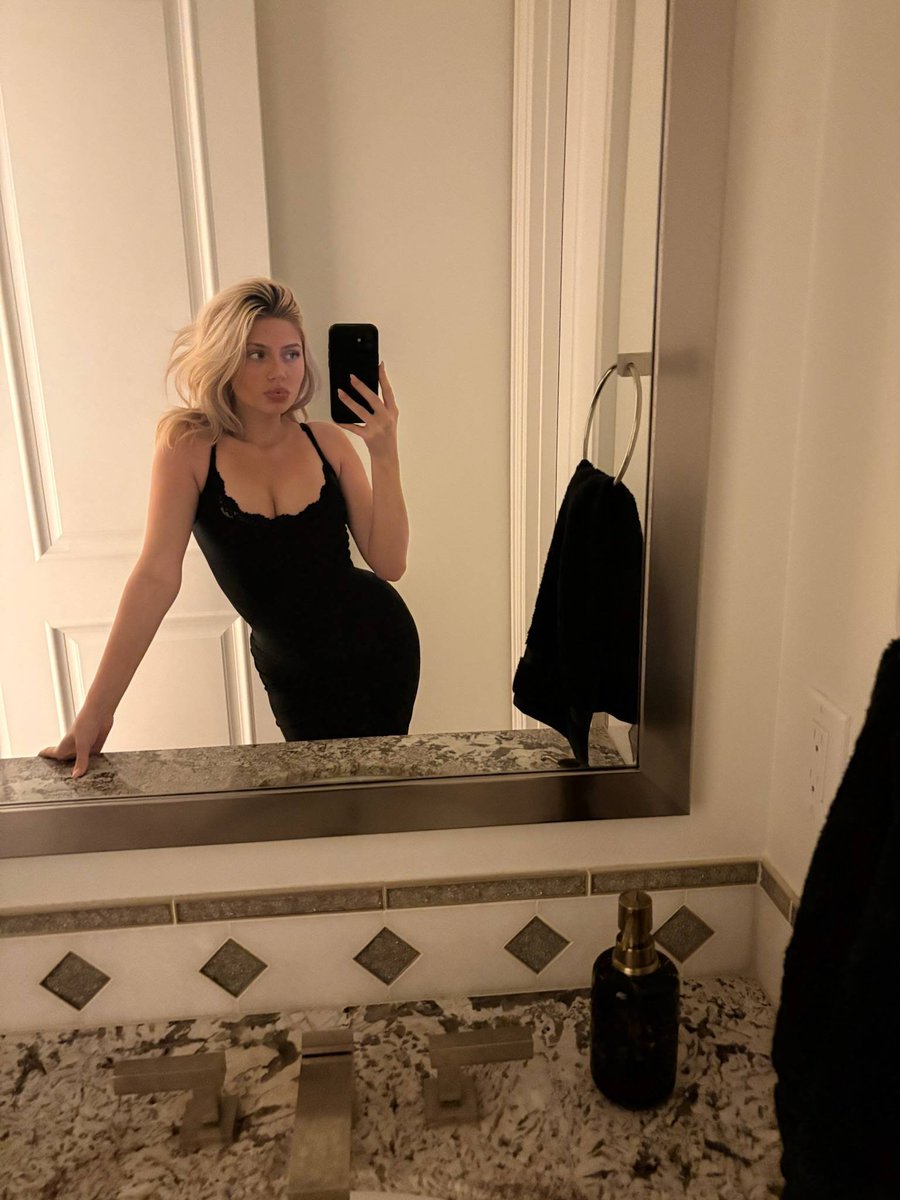 summerclarkeee's tweet photo. pov date night 🖤 https://t.co/NG4H5e3Fyl