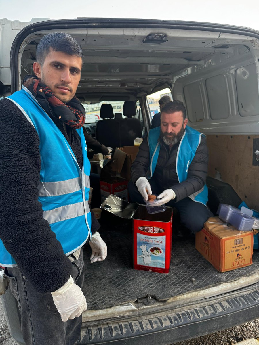 Ramazanın 1.günü iftar saatinde yolda olan sürücülere ve vatandaşlara sıcak çorba ve tatlı ikramında bulunduk. İl Başkanımız <a href="/MuharremTiler/">Av. Muharrem TİLER</a> ve yönetim kurulu üyeleri dağıtıma bizzat katılarak vatandaşlarla sohbet etti, Ramazan aylarını tebrik etti. <a href="/devapartisi/">DEVA Partisi</a> <a href="/alibabacan/">Ali Babacan</a>