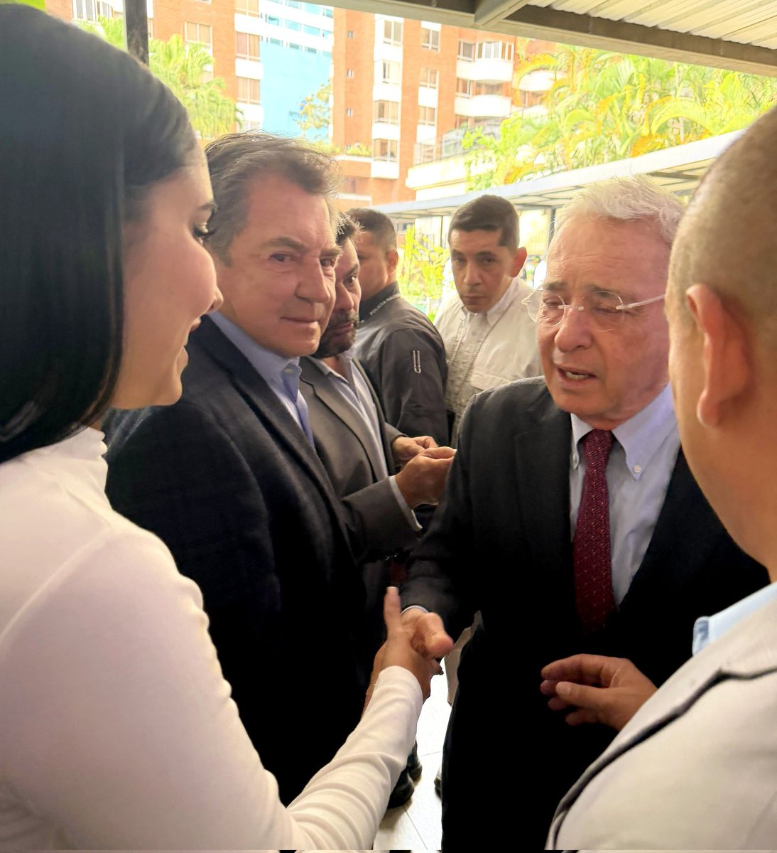 MeliEusse7's tweet photo. Encuentro con empresarios junto a @PalomaValenciaL y @AlvaroUribeVel 🤝Escuchamos a quienes generan empleo y sostienen la economía del país. 
Colombia no saldrá adelante con incertidumbre y confrontación, sino, con seguridad, inversión y liderazgo firme. https://t.co/TnWEhTH5Eb