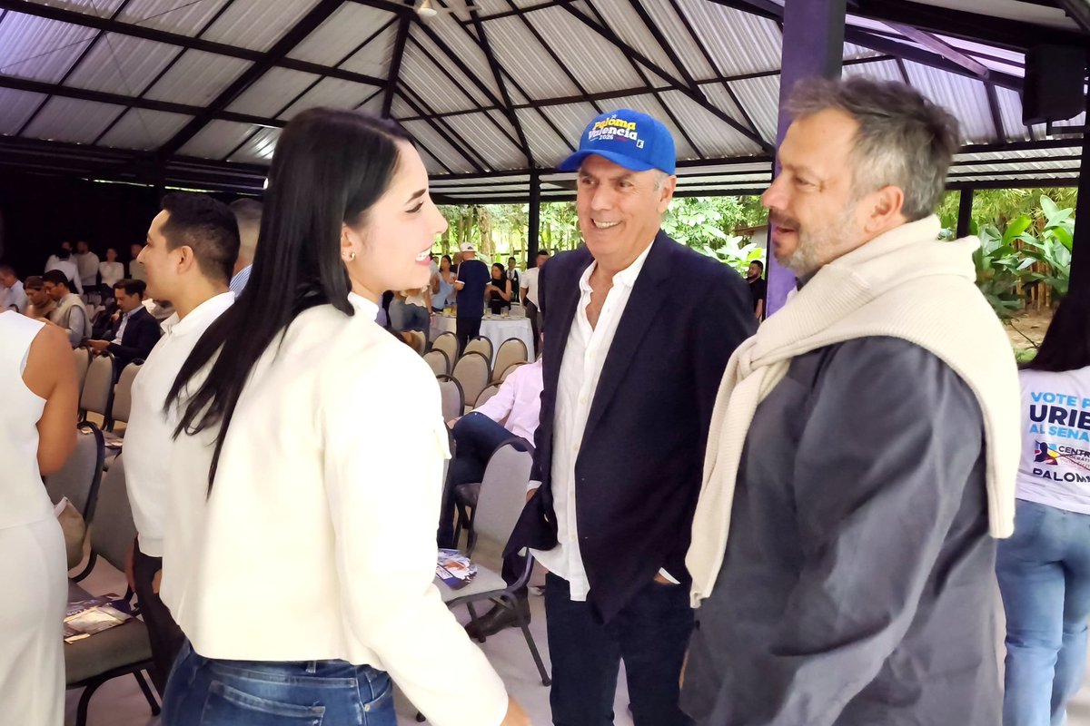 MeliEusse7's tweet photo. Encuentro con empresarios junto a @PalomaValenciaL y @AlvaroUribeVel 🤝Escuchamos a quienes generan empleo y sostienen la economía del país. 
Colombia no saldrá adelante con incertidumbre y confrontación, sino, con seguridad, inversión y liderazgo firme. https://t.co/TnWEhTH5Eb