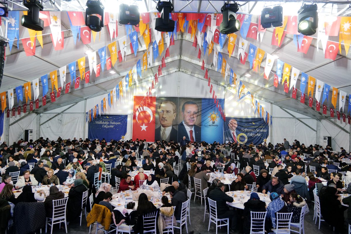 GurhanAlbayrak's tweet photo. Bismillâh...

Ramazan-ı Şerif’in ilk iftarında Dede Korkut Parkı’nda hemşehrilerimizle bir aradaydık. Ramazan’ın bereketini hep birlikte yaşamak için tüm hemşehrilerimizi soframıza bekliyoruz 😊

Hayırlı Ramazanlar Eskişehir 🌙 

#SoframızSeninleEskişehir