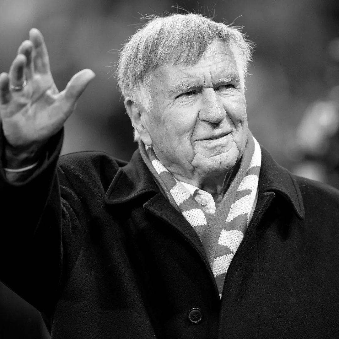 Milli Takımın felsefesini kökten değiştirip Türk futboluna yeni ufuklar açmıştı. Derwall Galatasaray'ı, Piontek te Türkiye futbolunu sürekli başarılara taşıyan adımları atan iki futbol devrimcisiydi. RIP Sepp 🤍