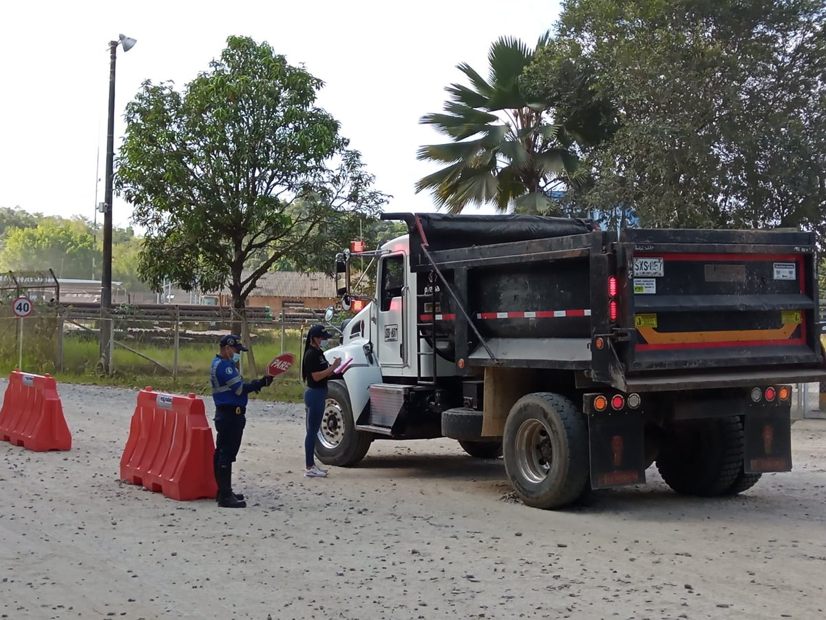 SabanaDeTorres1's tweet photo. ☝🏻La Secretaría de Tránsito y Transporte, realizó campaña de sensibilización enfocada en seguridad vial en la Vereda El Almendro, teniendo en cuenta que debido a protestas en vía nacional, se incrementó el tránsito de vehículos por este sector🚐 https://t.co/Mb5RKmzj50