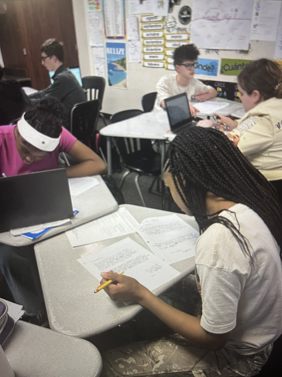 ElmanSenorita22's tweet photo. Spanish1 Ss reflect on their assessments, revise, find #Glows and #Grows and #peerEdit. Thanks, @ProfeBrachoHill for showing me the importance of #feedback for our students. I’m so proud of them! @RP_AVID @Rphs_World @RGAPMobileLive @RPHS_Panthers10 https://t.co/SvPw4vtip7