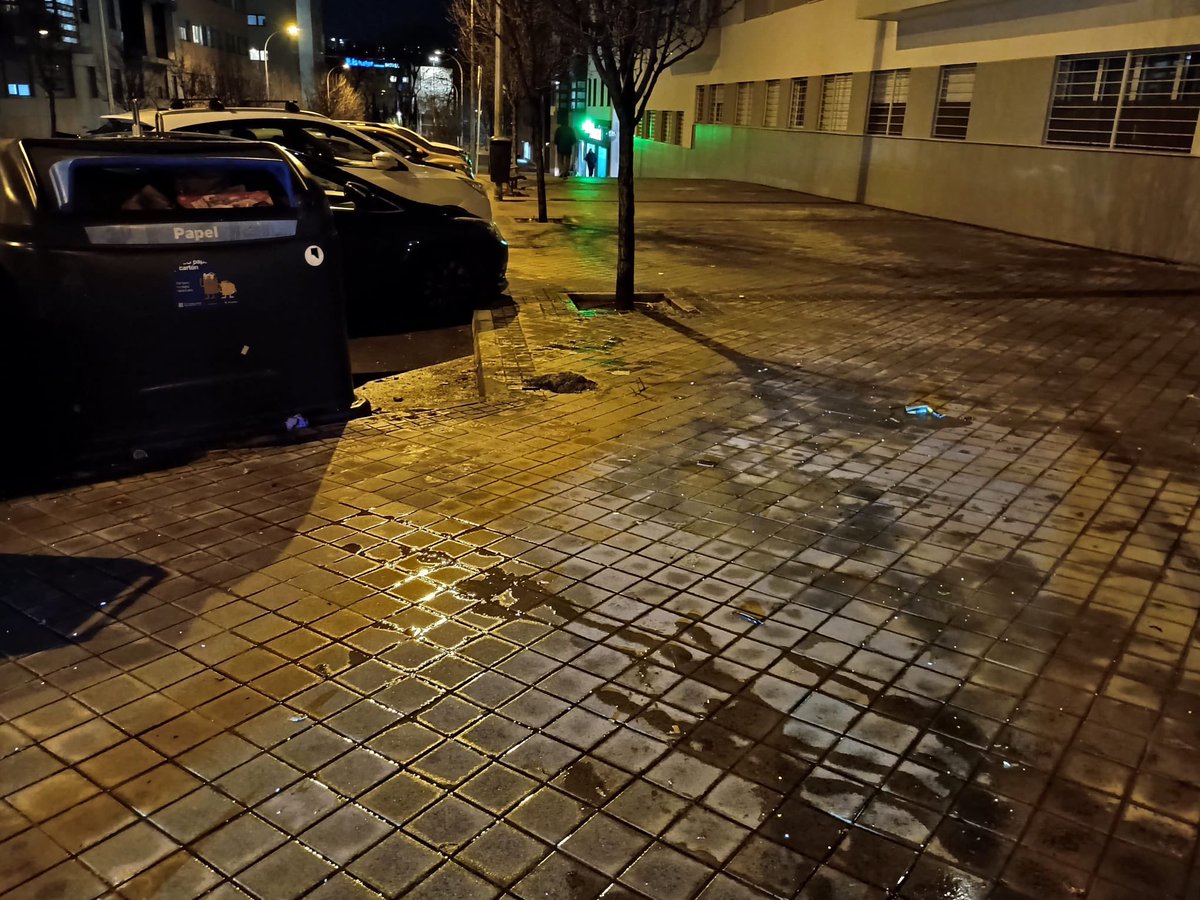 Incivismo vs limpieza 

📍Calle Barrilero