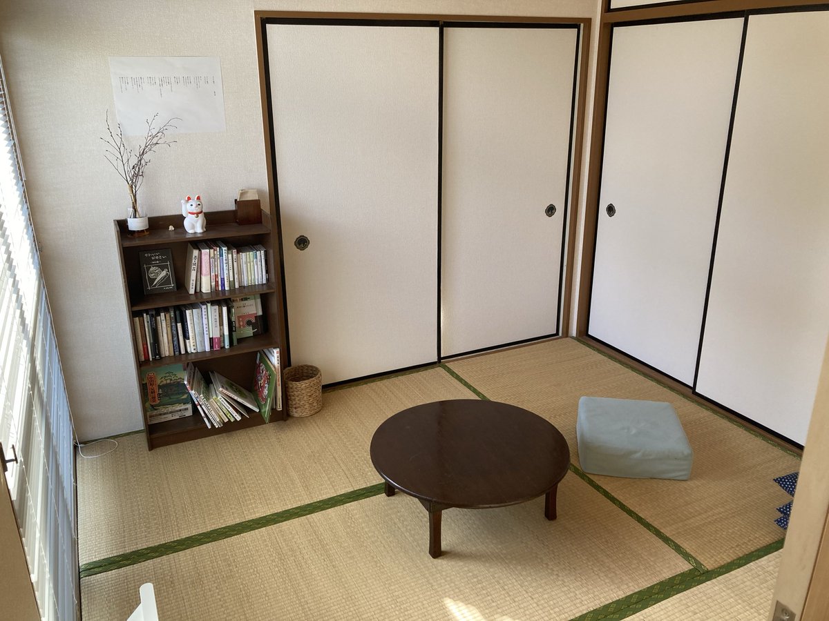 shigenari_lab's tweet photo. 娘夫婦から誘われてドライブに参加させてもらいました❗️助手席から観る小田原の風景はなんかいつもと違うなぁ下り坂から見下ろす街並みや小田原城とか凄い素敵でした✨泊まれる八百屋　#土ノ子  👊🏻軒先はご近所の主婦や小学生たちの溜まり場になっていて真鶴美の条例、美の基準みたい❗️『人溜まり』 https://t.co/wnfzqMNvoW