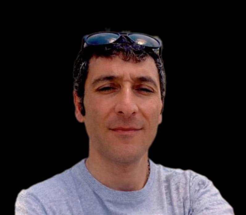 boropishte's tweet photo. جاویدنام #حامد_بهبودی (برادر پیمان بهبودی سردبیر رادیو گیلان)
بعد از ۴۰ روز بی‌خبری و پیگیری‌های خانواده،
به آنان اعلام شد که پیکر فرزندشان روز ۱۹ دی که توسط جمهوری اسلامی کشته شده، در گورهای دسته جمعی باغ رضوان #رشت به خاک سپرده شده.
#IranMassacre https://t.co/wurFWspRDt