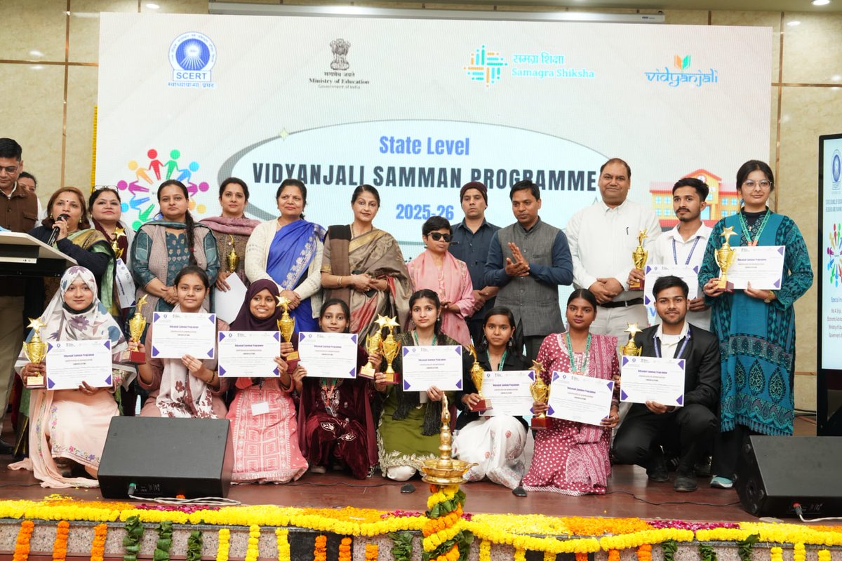 D.El.Ed Trainees as #Vidyanjali #Volunteer of <a href="/DIETDaryaganj/">DIET DARYA GANJ</a> &amp; <a href="/DietBhola/">DIET BHOLA NATH NAGAR</a> are felicitated in #VidyanjaliSammanProg . They also sang #Vidyanjali song and played #NukkadNatak . Both DIETs performance was excellent throughout the year in #Vidyanjali 
in their districts.