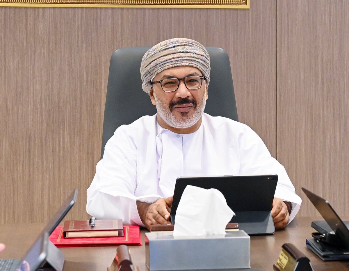 UFAQ_OM's tweet image. 🟣🇴🇲✨معالي الدكتور خميس بن سيف الجابري يترأس اجتماع مجلس المناقصات… واعتماد مشاريع بقيمة 32.6 مليون ريال عُماني

•عقد مجلس المناقصات اليوم اجتماعه الأول لهذا العام برئاسة معاليه، في إطار متابعة تنفيذ المشروعات الحكومية ودعم مسيرة التنمية.

•ناقش المجلس عددًا من الموضوعات