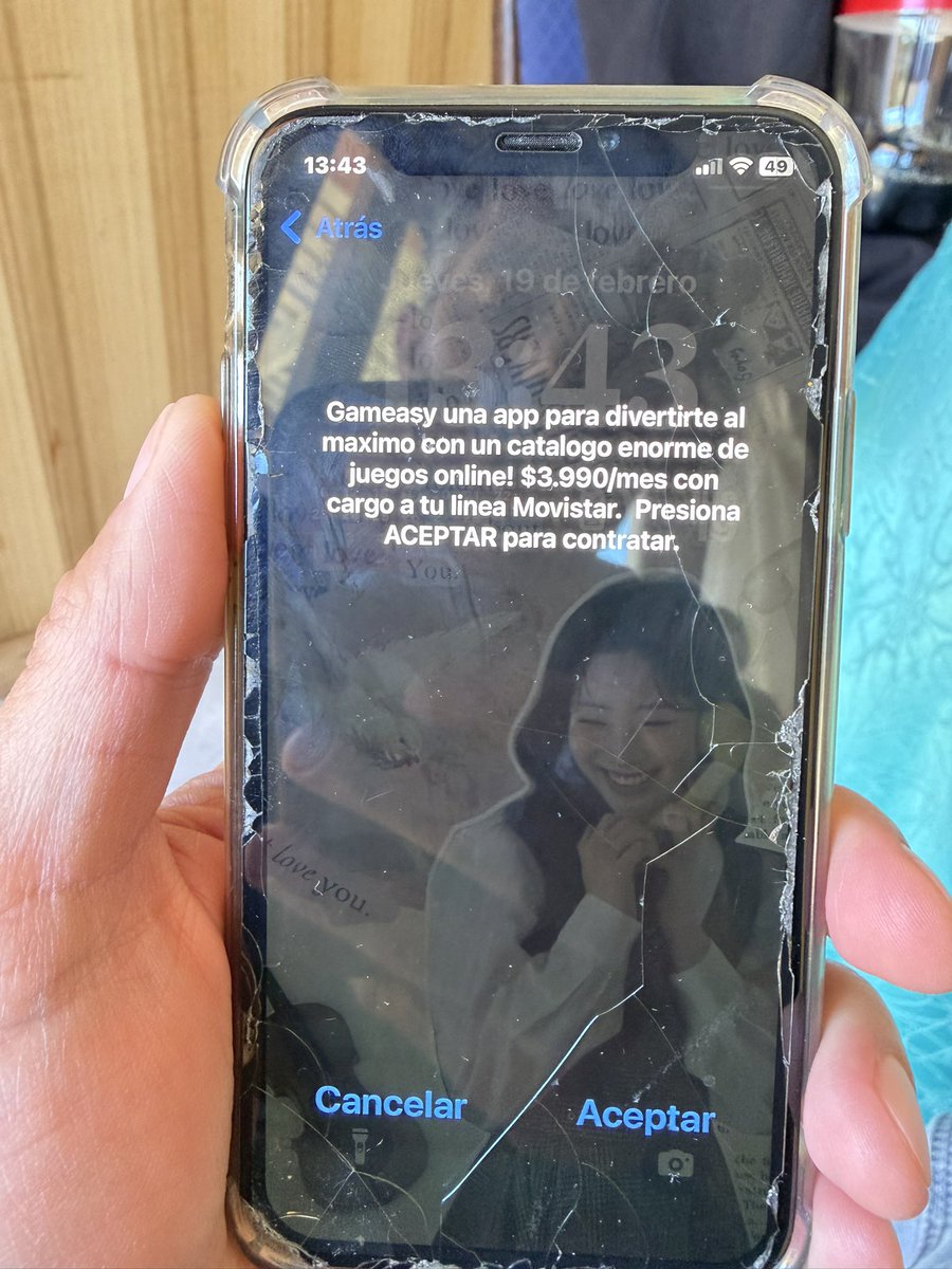 acazol's tweet photo. Esto es el cambio de “mano” de @MovistarChile ? Apuntando a que la gente contrate TONTERÍAS solo por error? Este mensaje lo recibió el celular de mi hija como mensaje de texto.

Es una vergüenza el cambio. Estoy pensando cambiarme pero YA! https://t.co/T7UOsGHFlN
