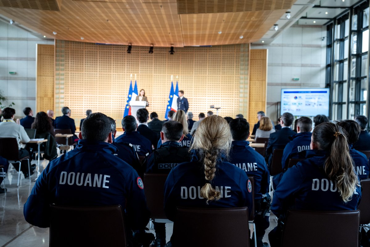 🚨 Bilan 2025 de la Douane

- 108,81 t de drogues saisies et 31,26 tonnes de cocaïne interceptées (+49 %)
- 60 M+ articles contrefaits retirés ces trois dernières année
- 534,85 M€ d’avoirs criminels récupérés. Plus d’un milliard d’euros saisis en deux ans
- 1 061 armes