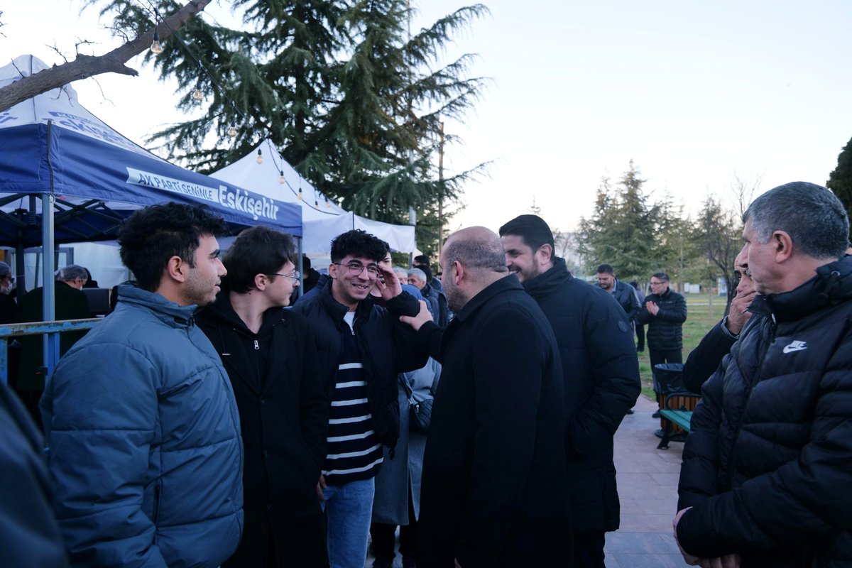 GurhanAlbayrak's tweet photo. Bismillâh...

Ramazan-ı Şerif’in ilk iftarında Dede Korkut Parkı’nda hemşehrilerimizle bir aradaydık. Ramazan’ın bereketini hep birlikte yaşamak için tüm hemşehrilerimizi soframıza bekliyoruz 😊

Hayırlı Ramazanlar Eskişehir 🌙 

#SoframızSeninleEskişehir