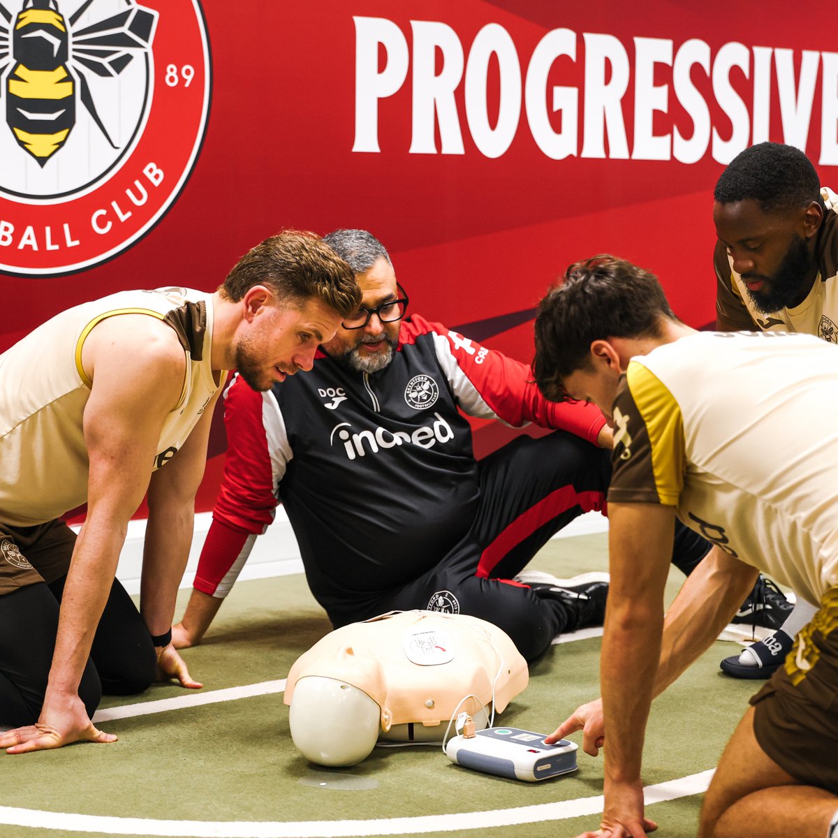 BrentfordFC's tweet photo. Our Heart of West London commitment is to ensure everyone has the skills to save a life ❤️

Learn the 6 steps to become a lifesaver with @resuscounciluk ⤵️
