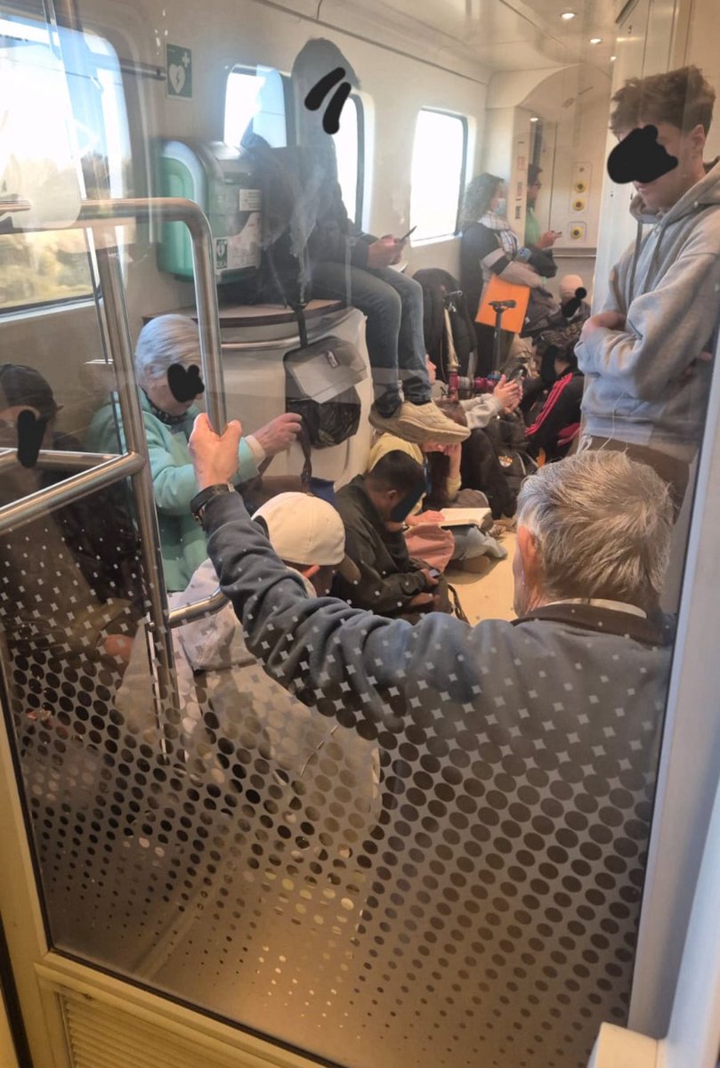 Aquesta foto no parla només de presses. Parla de cansament. Parla de gent que es lleva d’hora, que treballa dur, que arriba tard a casa…
Asseguts a terra. En silenci. Resignats.
Quan normalitzem això, normalitzem la falta de respecte. Anar a treballar no hauria d’implicar