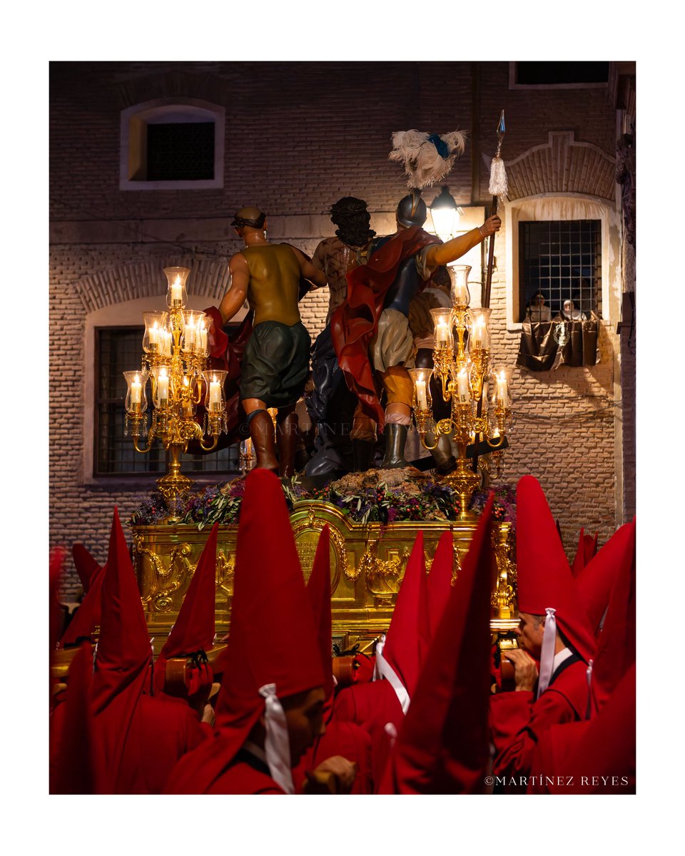 Y sortearon su túnica sin costuras.

5/40

#SSantaMurcia