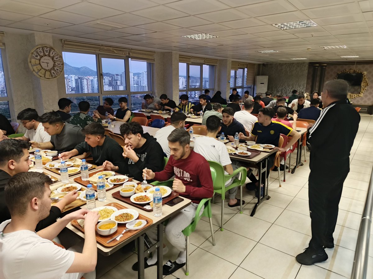 AdanaKYGM's tweet photo. 📍 Kozan Yurdu

Yurdumuz öğrencileriyle Ramazan ayının ilk iftarında aynı sofrada buluşmanın mutluluğunu yaşadık. 🌙✨

Birlik ve beraberliğin, paylaşmanın ve kardeşliğin en güzel örneklerinden birini daha hep birlikte yaşadık.🤲 https://t.co/HIRErdKmhj