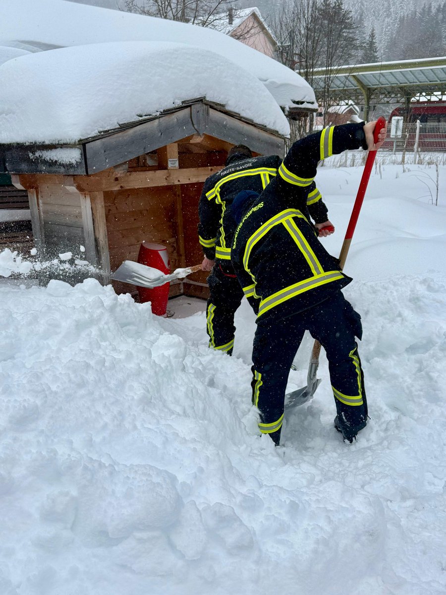 SDIS_74's tweet photo. [📢 MESSAGE DU PRÉSIDENT DU CONSEIL D’ADMINISTRATION DU SDIS 🚨]

« Merci à vous tous,🧑‍🚒, employés communaux, intercommunaux, 👮🏻, 🧑🏼‍⚕️ du SAMU, 👷‍♀️ du département, cheminots de la 🚅, qui faites le max depuis 1️⃣5️⃣ jours pour porter assistance à nos concitoyens et les sécuriser. » https://t.co/9R0BS2oJ0U