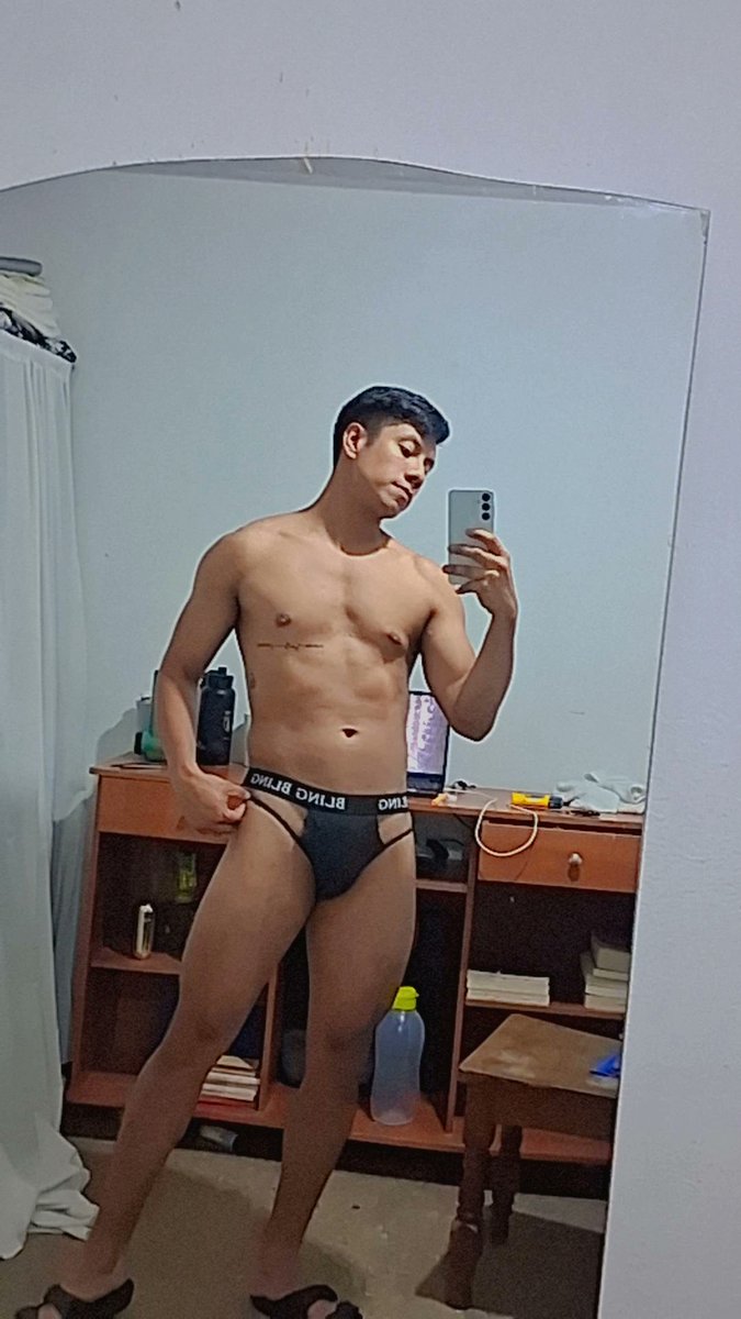 modelboy95's tweet photo. Una chiche torcida, y fulla filtros 😂😂😂 https://t.co/xUoAMS7GDv