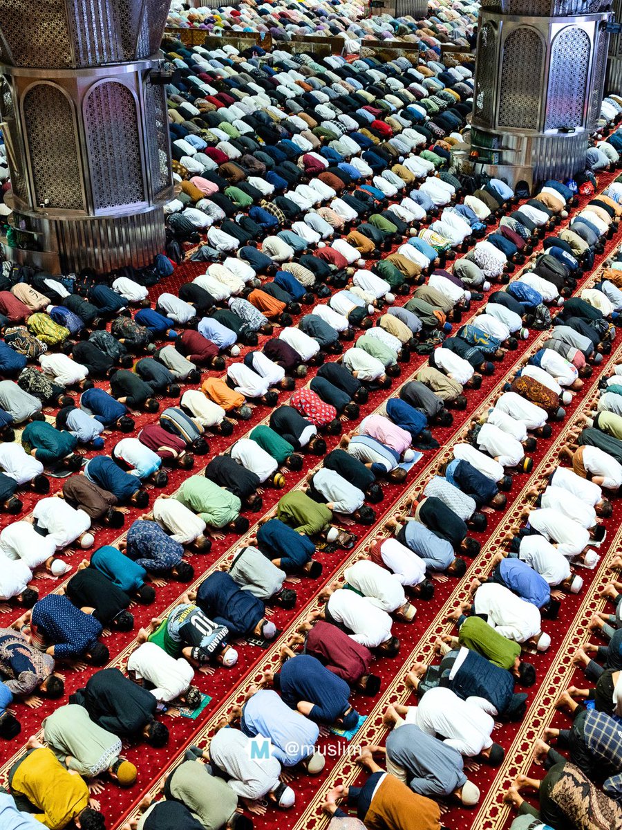 Taraweeh prayer in Indonesia is full of color during the month of Ramadan 🇮🇩