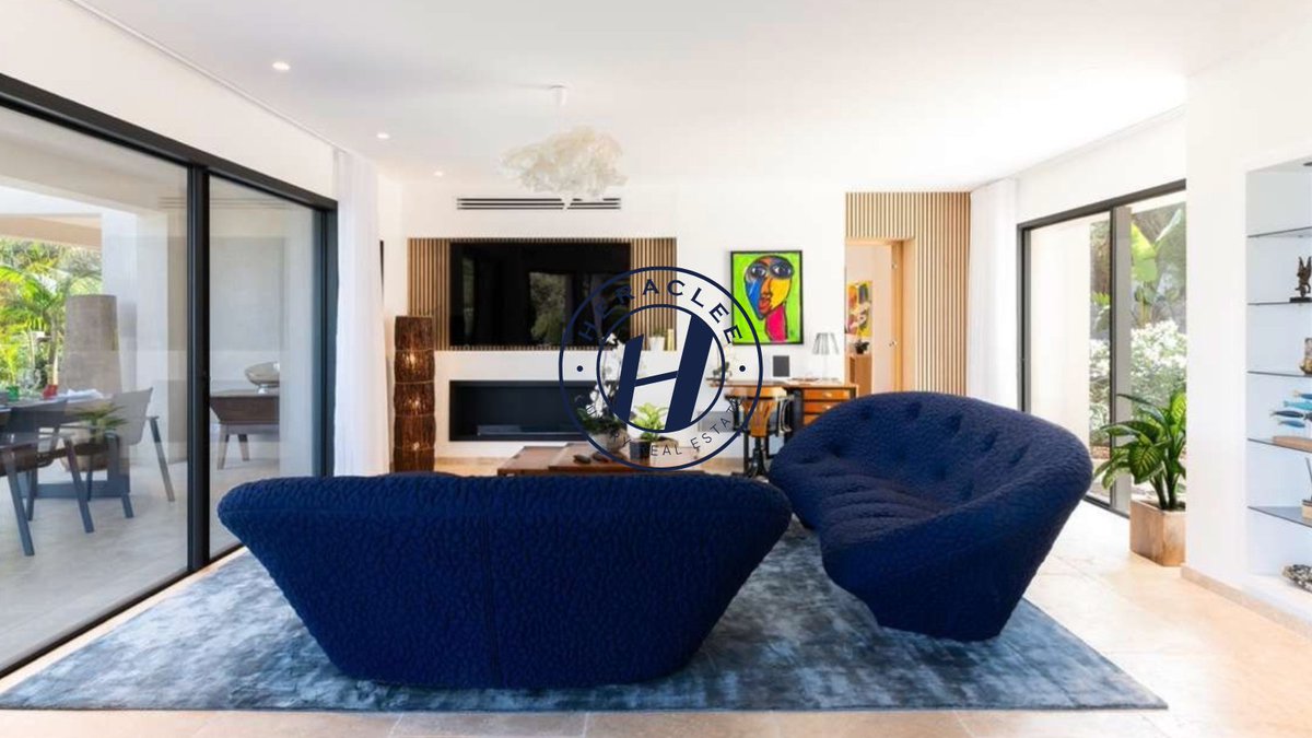HeracleeGroup's tweet photo. Un salon lumineux ☀️, design et ouvert sur l’extérieur.

Le parfait équilibre entre élégance ✨, confort 🛋️ et modernité 🤍

#VillaDeLuxe #DesignInterior #SalonDesign #LuxeDiscret #ArchitectureModerne #ImmobilierDePrestige #ArtDeVivre #HomeInspiration #LuxuryHome #VillaLife https://t.co/Cfx0c2UKnR