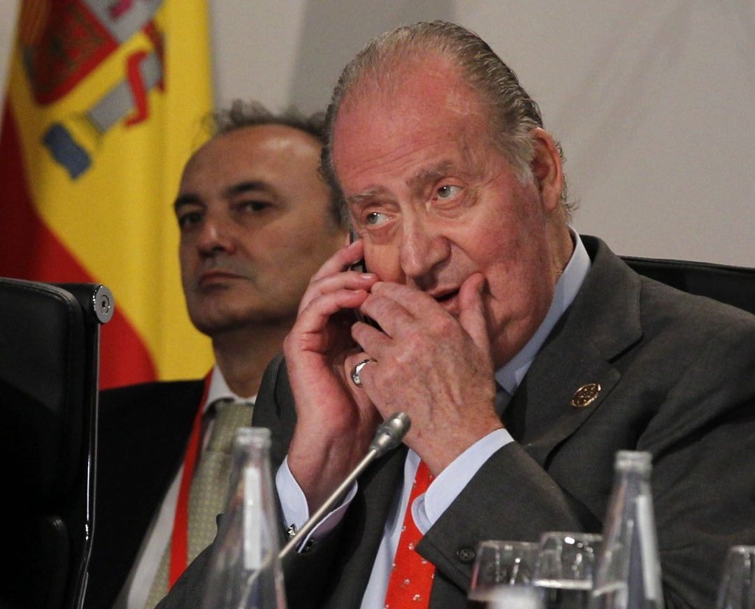 - Oye Chenoa, se me ha ocuguido una canción. 
- A ver. 
- Cuando Dubai, yo vengo de allí... 🎶
- Virgen Santa qué paciencia.
- Jajajaja. Soy más campechano que Bisbal.