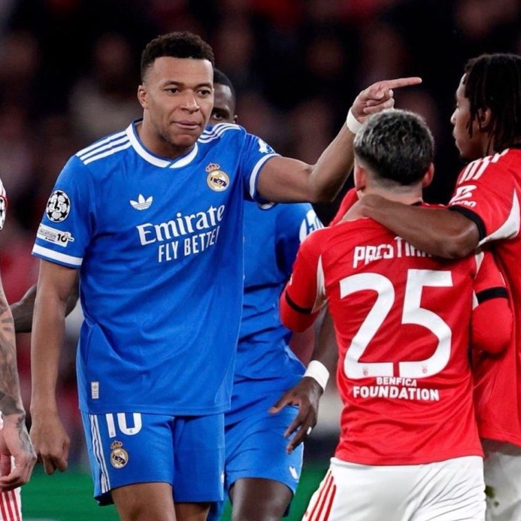 TouchlineX's tweet image. 🚨🗣️  𝗡𝗘𝗪: José Luis Chilavert (Paraguayan football legend) attacks both Mbappe and Vinicius Jr:

"I stand in solidarity with Prestianni. Mbappé talks about values… But what can he talk about? He lives with a transvestite."

"That's NOT normal. It's not normal to live with a