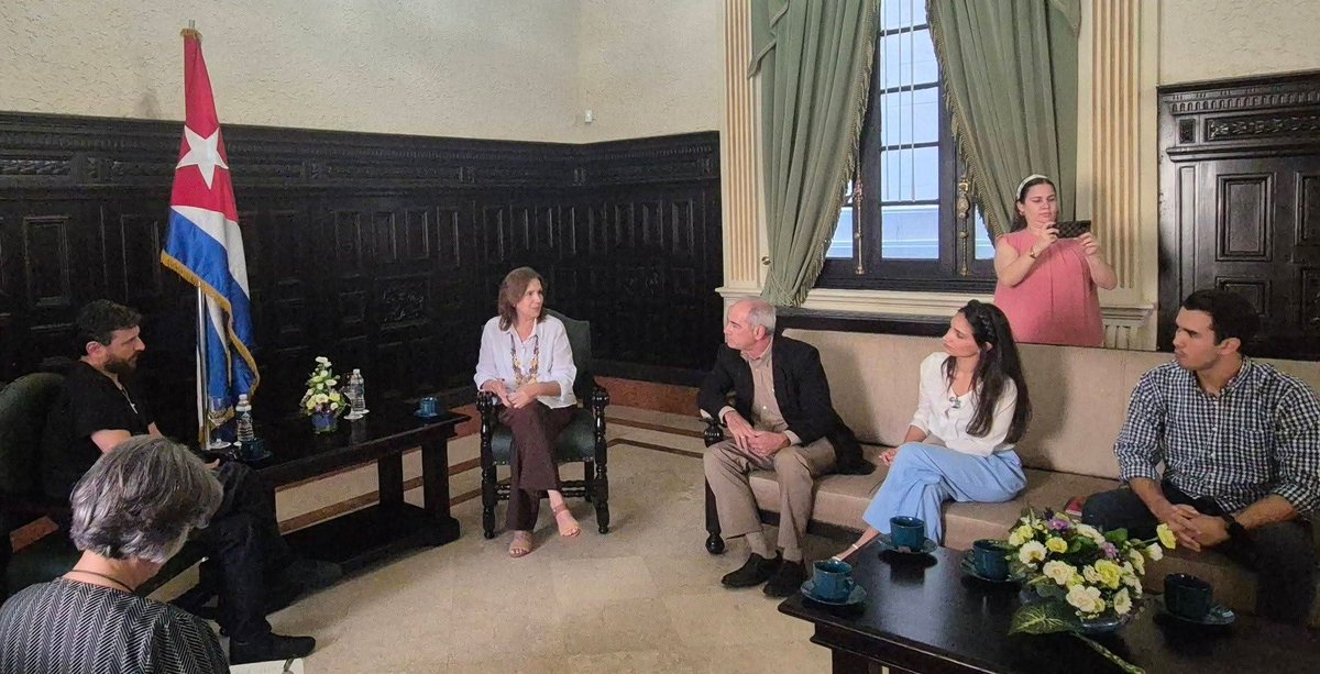Acompañamos a la compañera Ana María Mari Machado, Vicepresidenta de la Asamblea Nacional del Poder Popular, en un fraternal intercambio con el congresista <a href="/JuanGrabois/">Juan Grabois</a>, líder de Patria Grande de #Argentina. 
#CubaNoEstáSola.