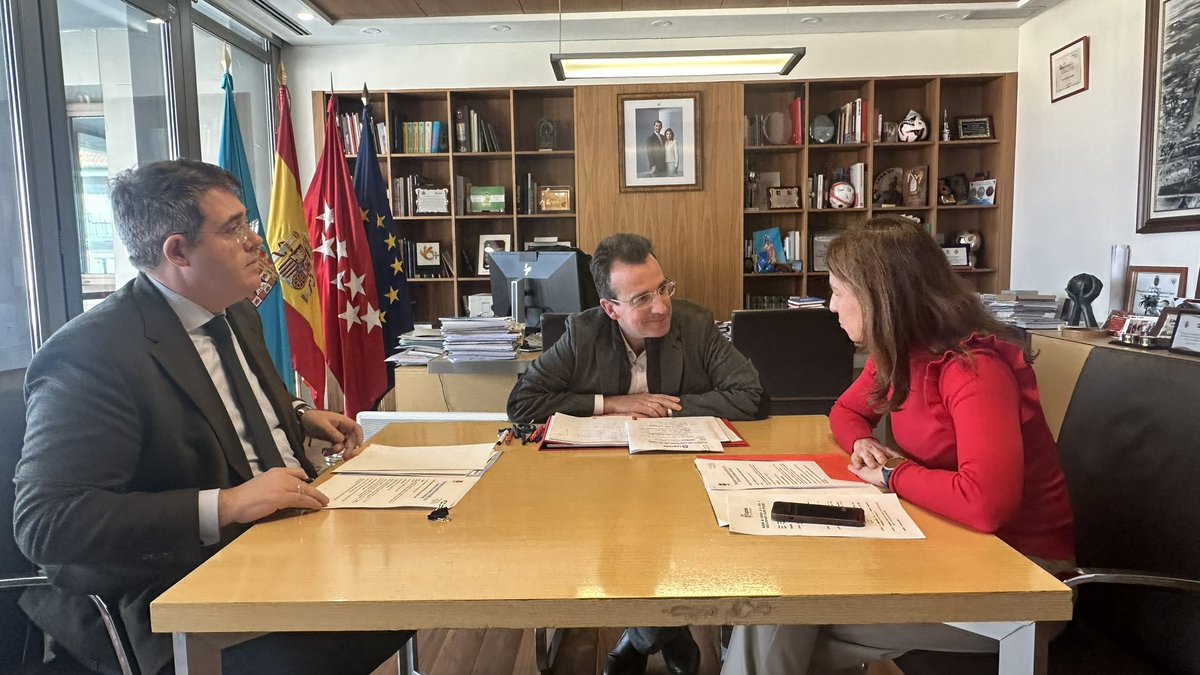 ➡️ La <a href="/ComunidadMadrid/">Comunidad de Madrid</a> ha repartido 600.000 euros en Líneas de Ayudas a los comercios de #Leganés
💼 La directora general de Comercio <a href="/marta__nn/">Marta Nieto Novo</a> ha detallado las diferentes ayudas en una visita a la Galería Comercial Pryconsa y a una nueva tienda en Parquesur
🏪 La directora