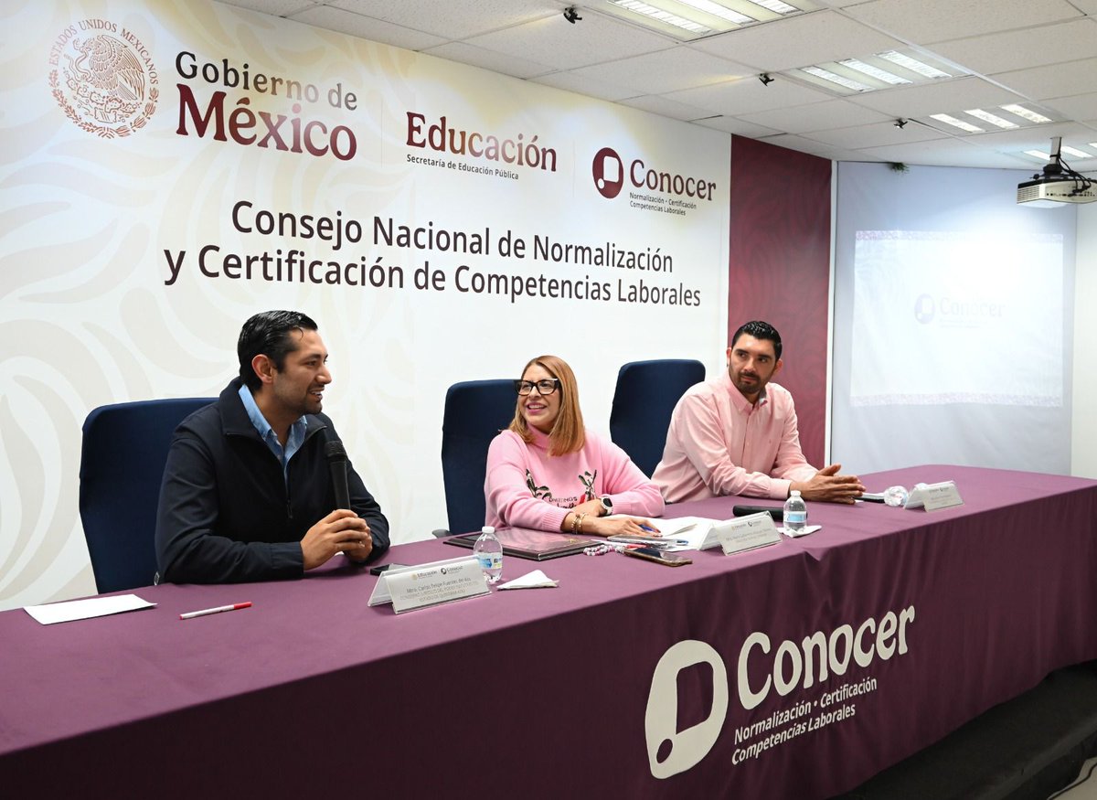 ConocerMx's tweet photo. ¡Quintana Roo amplía su participación en la #RedCONOCER! 🤝
Bajo el liderazgo del Mtro. Carlos Felipe Fuentes del Río, la Consejería Jurídica del Poder Ejecutivo se acreditó como Entidad de Certificación y Evaluación; para certificar la profesionalización de su personal.
La certificación oficial genera directamente un mejor servicio a la ciudadanía. ✅