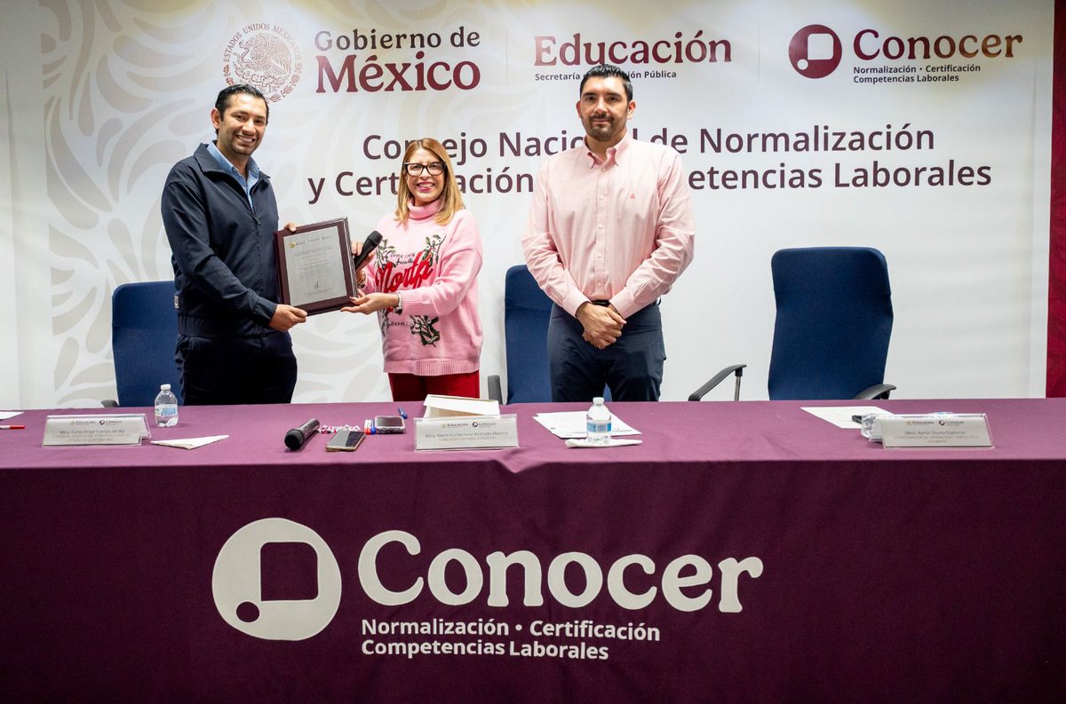 ConocerMx's tweet photo. ¡Quintana Roo amplía su participación en la #RedCONOCER! 🤝
Bajo el liderazgo del Mtro. Carlos Felipe Fuentes del Río, la Consejería Jurídica del Poder Ejecutivo se acreditó como Entidad de Certificación y Evaluación; para certificar la profesionalización de su personal.
La certificación oficial genera directamente un mejor servicio a la ciudadanía. ✅