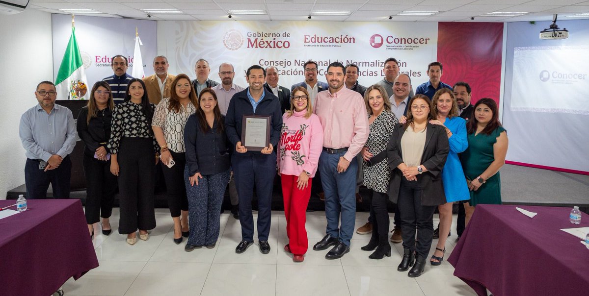 ConocerMx's tweet photo. ¡Quintana Roo amplía su participación en la #RedCONOCER! 🤝
Bajo el liderazgo del Mtro. Carlos Felipe Fuentes del Río, la Consejería Jurídica del Poder Ejecutivo se acreditó como Entidad de Certificación y Evaluación; para certificar la profesionalización de su personal.
La certificación oficial genera directamente un mejor servicio a la ciudadanía. ✅