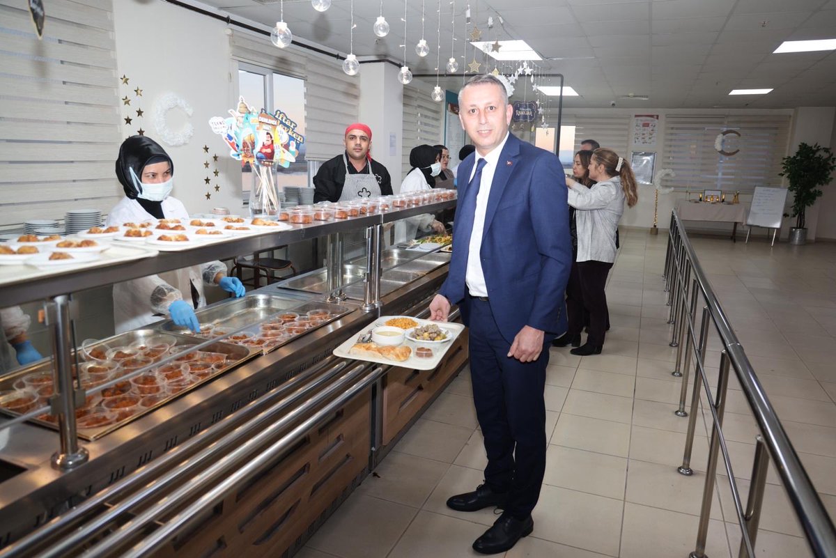 GSB_Nigde's tweet photo. 📍 2. Kılıçarslan Öğrenci Yurdu
Ramazan ayının ilk iftarında İl Müdürümüz Yüksel Dorul, yurdumuzda konaklayan kıymetli öğrencilerimizle aynı sofrada bir araya geldi. 🌙🤲 https://t.co/Aorc4OazP4