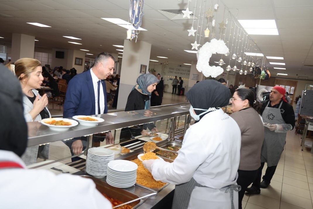 GSB_Nigde's tweet photo. 📍 2. Kılıçarslan Öğrenci Yurdu
Ramazan ayının ilk iftarında İl Müdürümüz Yüksel Dorul, yurdumuzda konaklayan kıymetli öğrencilerimizle aynı sofrada bir araya geldi. 🌙🤲 https://t.co/Aorc4OazP4