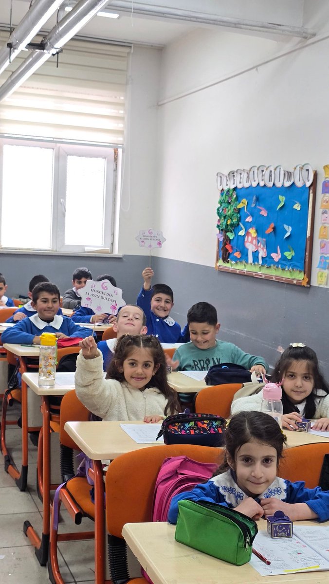 Balolukoo04's tweet photo. Öğrencilerimizin neşesiyle davullar çalındı, maniler okundu 🌙
Ramazan’ın bereketi okulumuzun koridorlarında yankılandı.
Minik ellerden dağıtılan hurmalar, paylaştıkça çoğalan bir gönül sofrasına dönüştü
Maarifin kalbinde Ramazan’ı hep birlikte hissettik 
#maarifinkalbinderamazan https://t.co/T9C6C4P2do