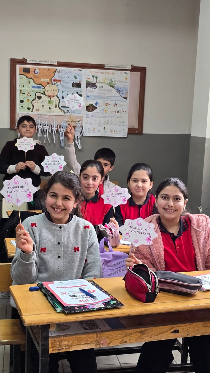 Balolukoo04's tweet photo. Öğrencilerimizin neşesiyle davullar çalındı, maniler okundu 🌙
Ramazan’ın bereketi okulumuzun koridorlarında yankılandı.
Minik ellerden dağıtılan hurmalar, paylaştıkça çoğalan bir gönül sofrasına dönüştü
Maarifin kalbinde Ramazan’ı hep birlikte hissettik 
#maarifinkalbinderamazan https://t.co/T9C6C4P2do