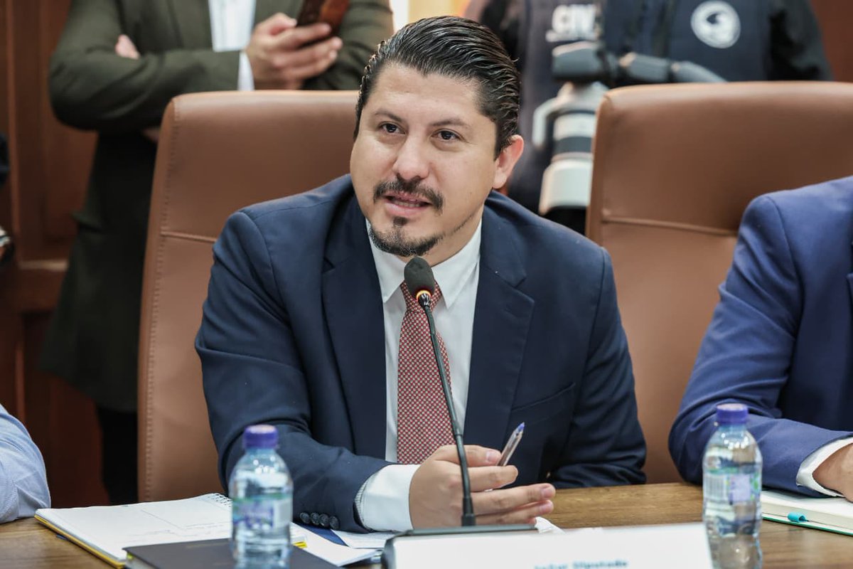 CongresoGuate's tweet photo. El diputado Julio César López @JCLopezEs, Quinto Secretario de la Junta Directiva junto al legislador Alberto De León, se reunieron con Fernando Suriano, viceministro de transportes del @CIV_Guatemala, con Mynor González, titular de la Dirección General de Transportes @DGTguate, y representantes de otras entidades para abordar temas relacionados con el sistema limitador de velocidad, una medida que busca reducir los accidentes de tránsito por exceso de velocidad, entre otros. En la actividad participaron representantes de transportistas.