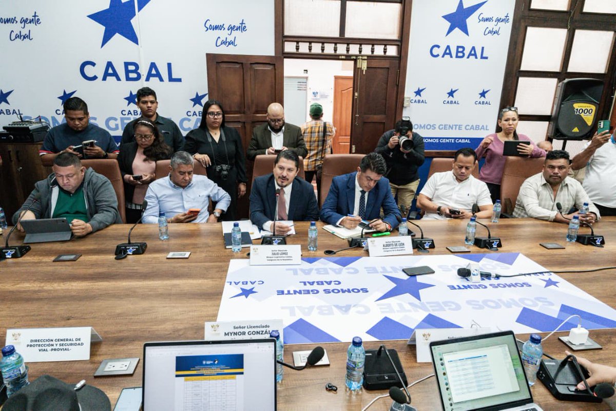CongresoGuate's tweet photo. El diputado Julio César López @JCLopezEs, Quinto Secretario de la Junta Directiva junto al legislador Alberto De León, se reunieron con Fernando Suriano, viceministro de transportes del @CIV_Guatemala, con Mynor González, titular de la Dirección General de Transportes @DGTguate, y representantes de otras entidades para abordar temas relacionados con el sistema limitador de velocidad, una medida que busca reducir los accidentes de tránsito por exceso de velocidad, entre otros. En la actividad participaron representantes de transportistas.