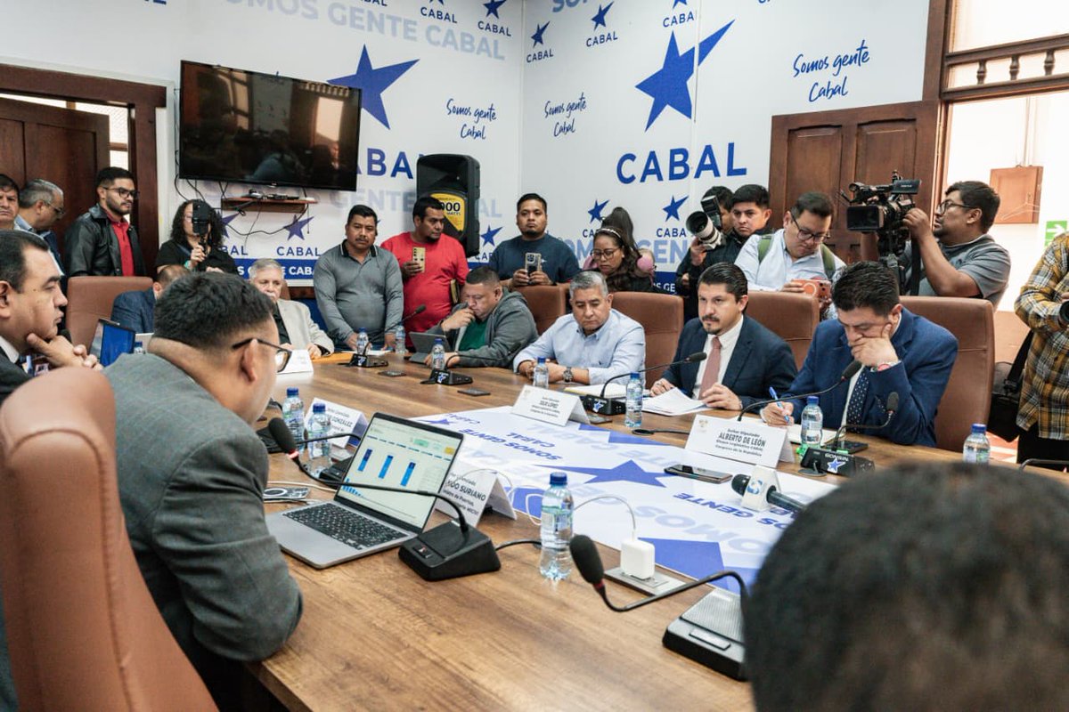 CongresoGuate's tweet photo. El diputado Julio César López @JCLopezEs, Quinto Secretario de la Junta Directiva junto al legislador Alberto De León, se reunieron con Fernando Suriano, viceministro de transportes del @CIV_Guatemala, con Mynor González, titular de la Dirección General de Transportes @DGTguate, y representantes de otras entidades para abordar temas relacionados con el sistema limitador de velocidad, una medida que busca reducir los accidentes de tránsito por exceso de velocidad, entre otros. En la actividad participaron representantes de transportistas.