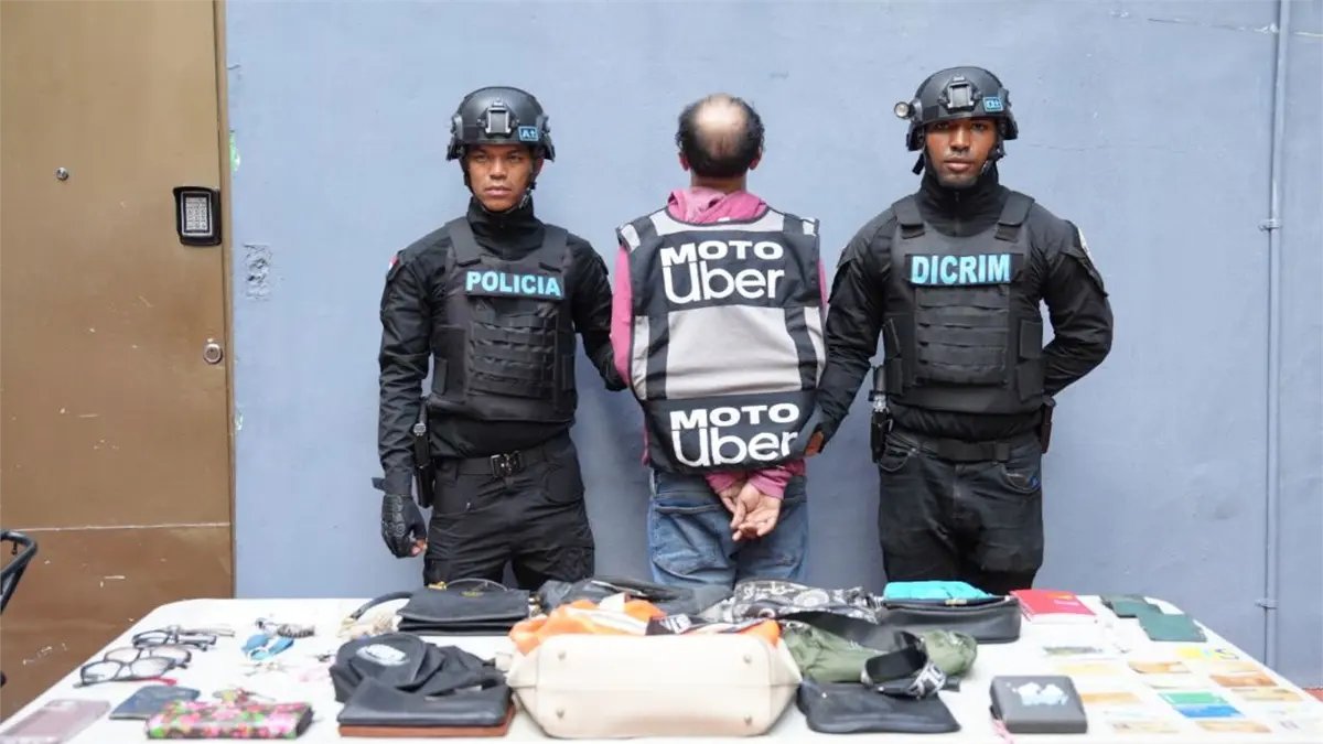 SIN24Horas's tweet photo. Capturan a "El Mello", acusado de múltiples robos mediante arrebato en el DN #NoticiasSIN #DN #ElMello
Detalles en: https://t.co/UX9gaQ9abn https://t.co/b1bjtV73Kw