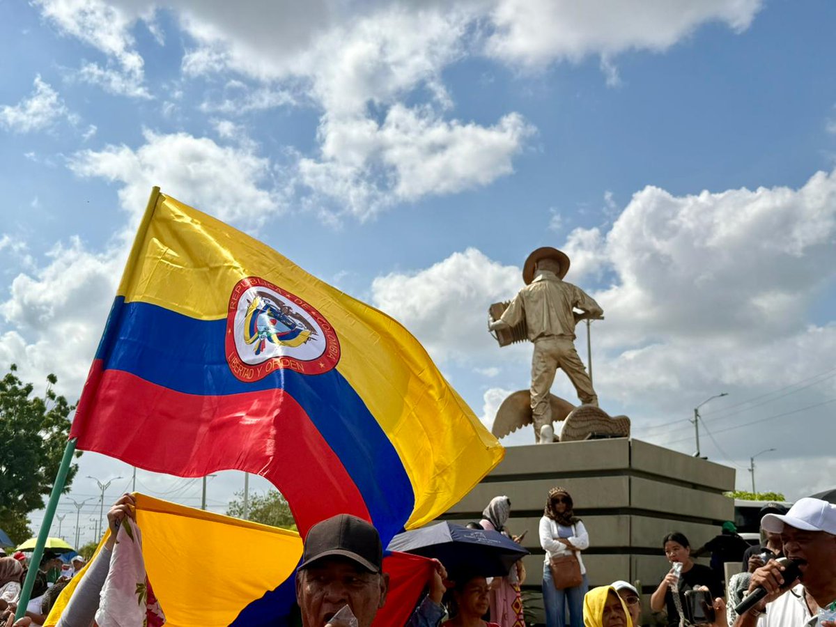 🇨🇴Hoy en #Riohacha, La Guajira, se pintó de amarillo, azul y rojo para defender el salario mínimo vital en las movilizaciones convocadas por el presidente Gustavo Petro.

#ALasCallesPorLaDignidad