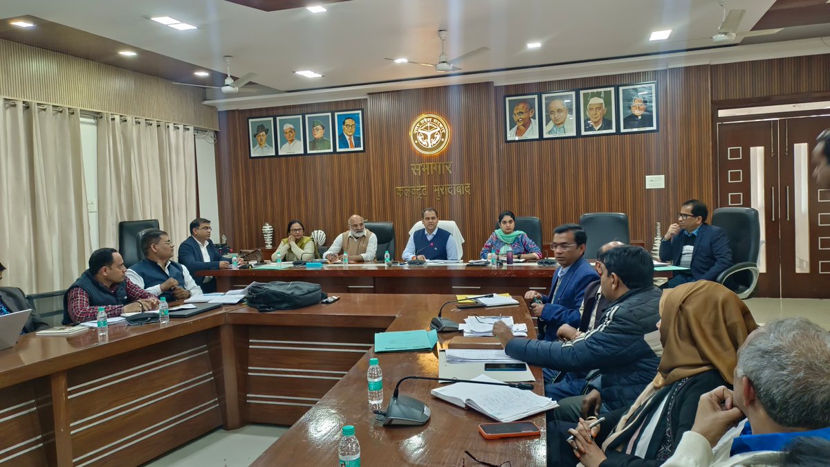 जिले में स्वास्थ्य विभाग की योजनाओं और कार्यक्रमों की प्रगति को लेकर मासिक समीक्षा बैठक की गई।
इस दौरान टीकाकरण,आयुष्मान भारत, जननी सुरक्षा आदि के बारे में समीक्षा की गई एवं जिले में संचालित अवैध अस्पतालों के विरुद्ध मजिस्ट्रेट और पुलिस के सहयोग से अभियान चलाने के निर्देश दिए गए।