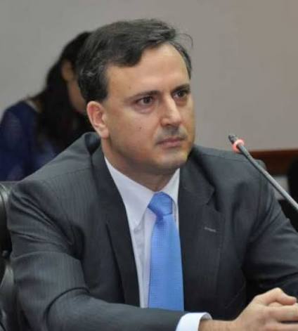 Este es el juez Amarante, el que tiene que llamar a indagatoria a Tapia y Toviggino por evasión. Qué espera?