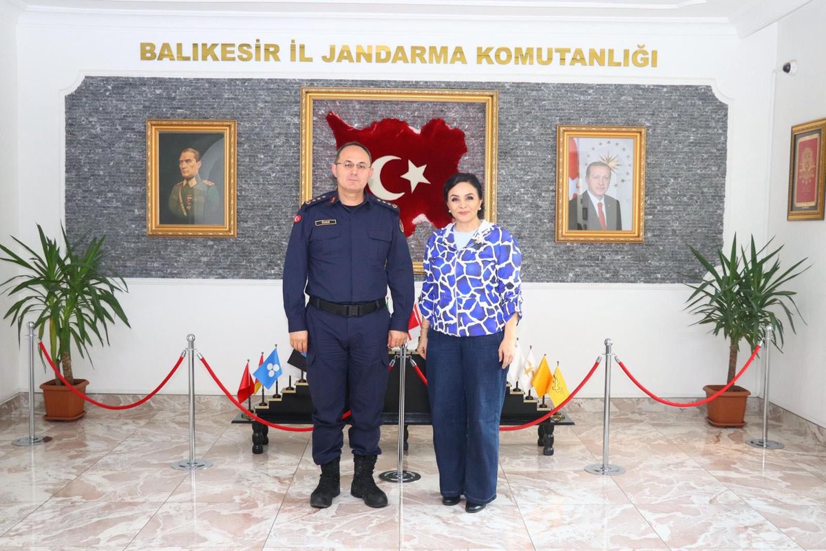 İl Müdürümüz Sayın Neslihan VURUCU, Balıkesir İl Jandarma Komutanı Jan.Kd.Alb. Murat ÖZER’i ziyaret etti.

Nazik misafirperverliklerinden dolayı Sayın İl Jandarma Komutanımıza teşekkür ediyoruz.