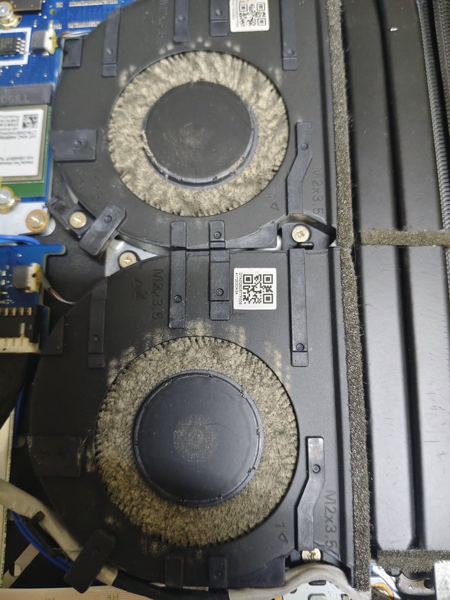 Fizzul06's tweet photo. look how fck up my laptop fan was https://t.co/9TLN7qDLSI