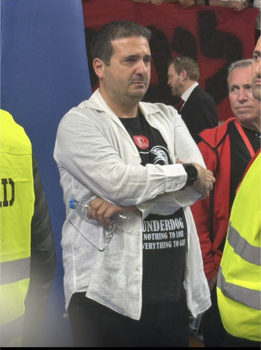 OferYannay's tweet image. אוהדות ואוהדים יקרים,

אין זה סוד שבשבועות האחרונים נוצר פער בין המועדון לבין חלקים גדולים מהקהל. 

זהו מצב שאינו נכון להפועל תל אביב ואינו משקף את העוצמה האמיתית של הקהילה האדומה.

הפועל, לפני הכול, היא אנשים. לב. מחויבות. זהות משותפת. חזון. 

האחריות של כולנו (בעלים, הנהלה,