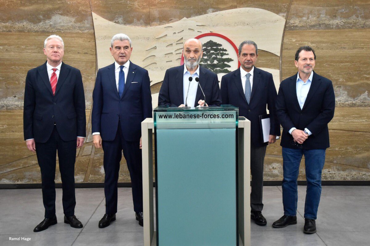 dr_samertawm's tweet photo. ازدواجية «القوات»

القوات مش معروف إذا بعدن قوات! القوات بالحكومة غير القوات بالمجلس!

بالحكومة مع الموازنة، وبالمجلس ضدّها.
على الطاولة موافقة عالضرائب والرسوم، ووزير الطاقة موقّع على جدول الأسعار، وعلى المنابر صراخ واعتراض.
بالسلطة تنعّم بمغانمها، وبالشارع تباهٍ بالشعبوية.

شو هيدا الأداء السيّئ؟ شو هيدي الازدواجية؟ كيف اعترضوا؟ وليش ما استقالوا؟ وكيف معاليه، قبل صياح الديك، وقّع القرار وبعدين رجع نكره ألف مرّة؟